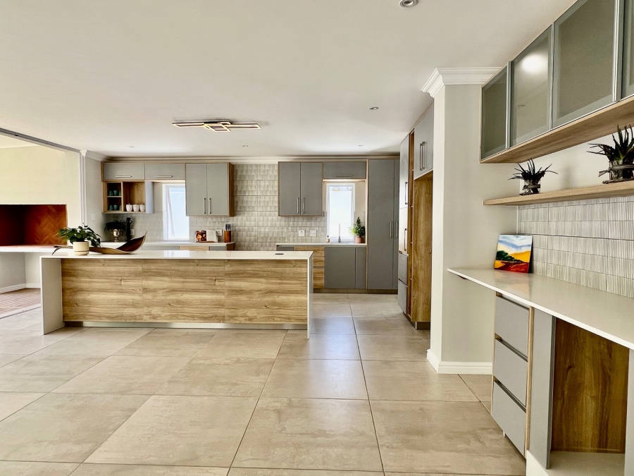 5 Bedroom Property for Sale in Heather Park Western Cape